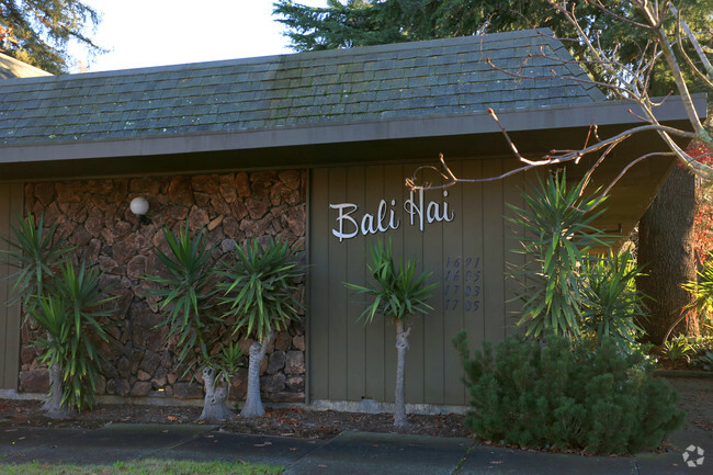 Primary Photo - Bali Hai Apartments