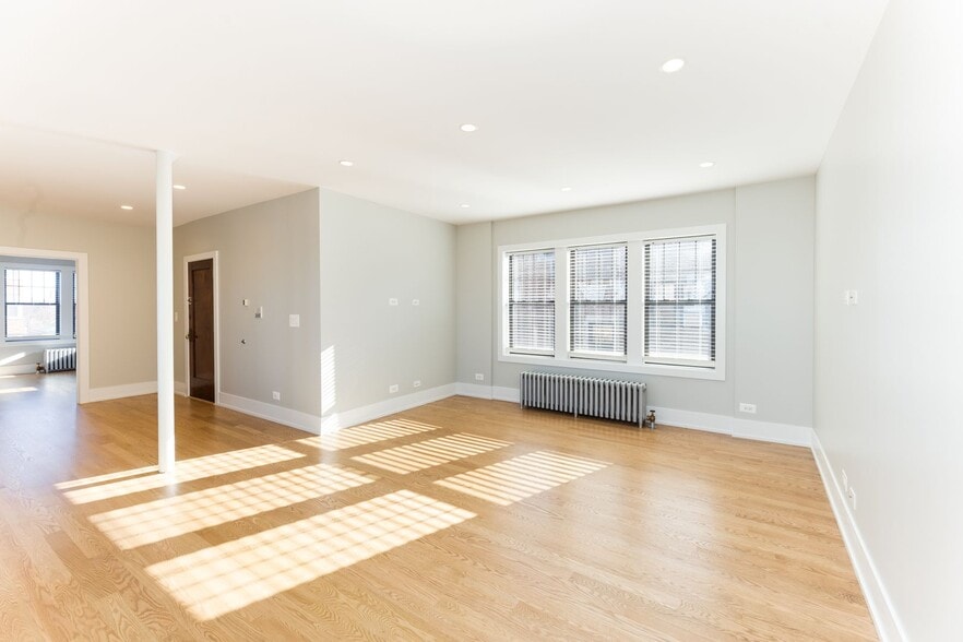 Building Photo - 2625 W Berwyn Ave