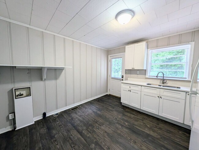 Building Photo - 213 E Weatherspoon St