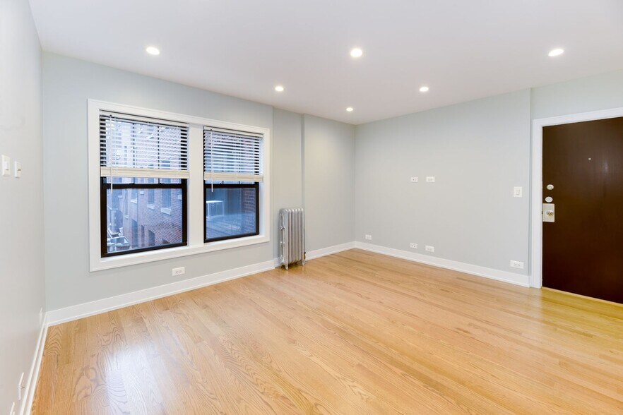 Building Photo - 520 W Cornelia Ave