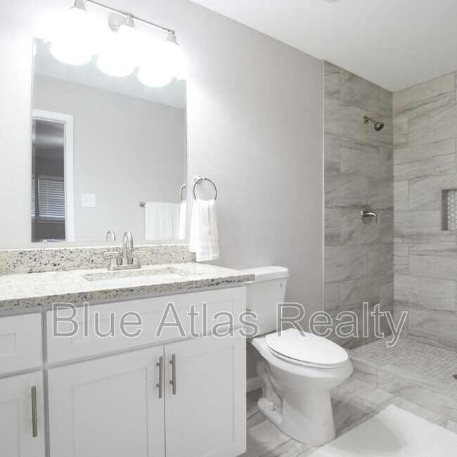 Building Photo - 3629 Venice Dr