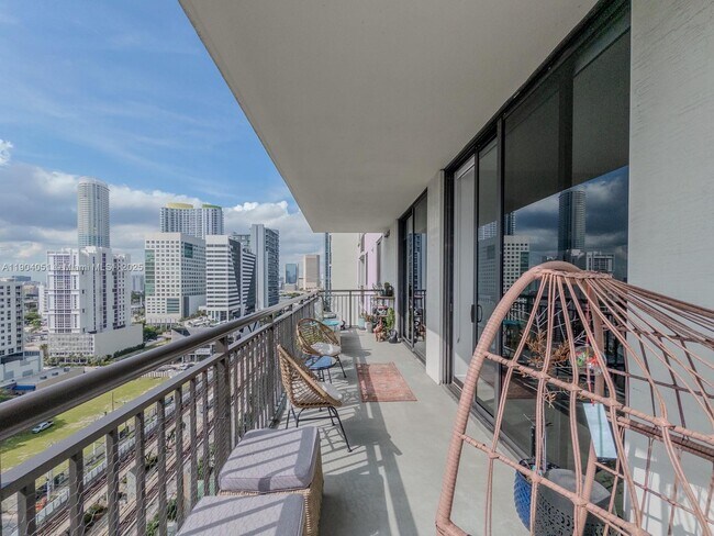 Building Photo - 999 SW 1st Ave