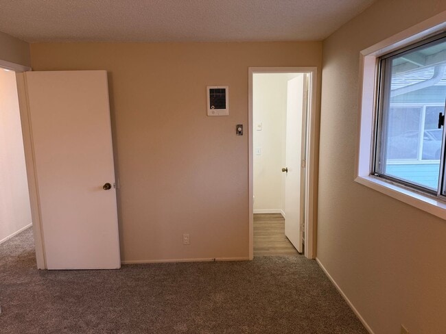 Building Photo - 3 bedroom, 1.5 bath house in Eugene!