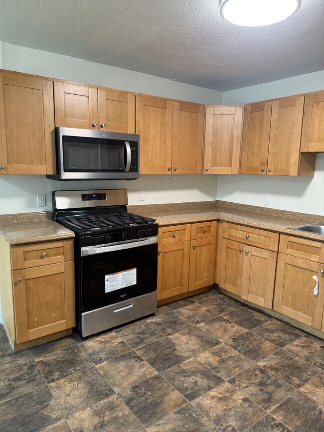 Building Photo - Charming 3-bedroom, 2-bathroom home located in the heart of Brentwood
