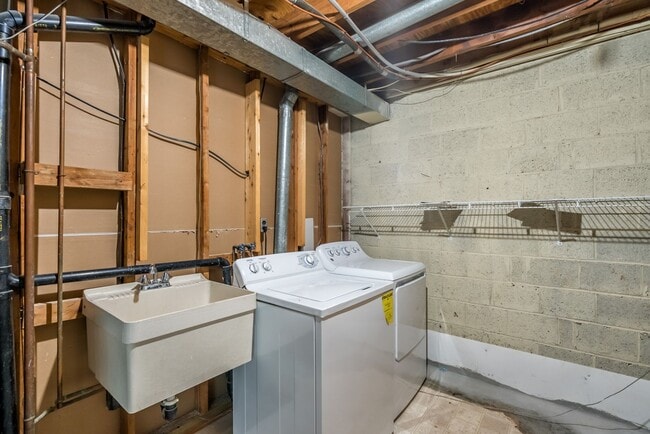 Building Photo - Location is Everything With This 3 Bed 3.5 Bath Townhouse in Hampton Court Community