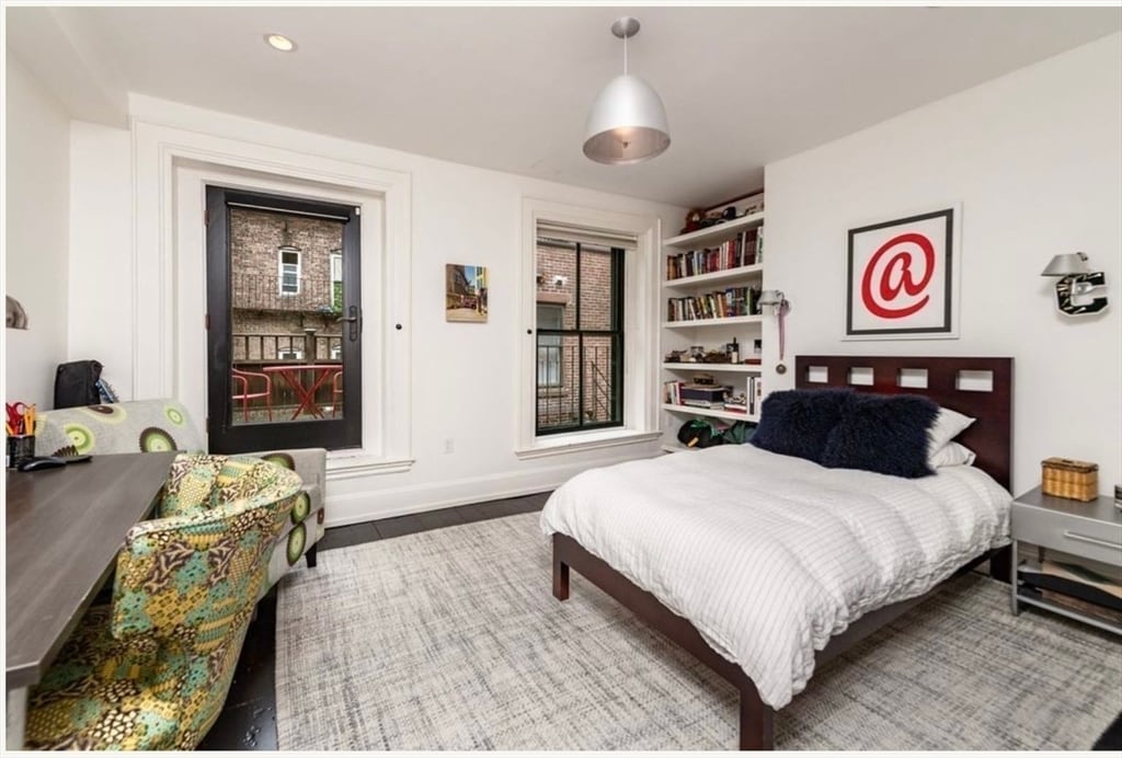 Building Photo - 22 Joy St