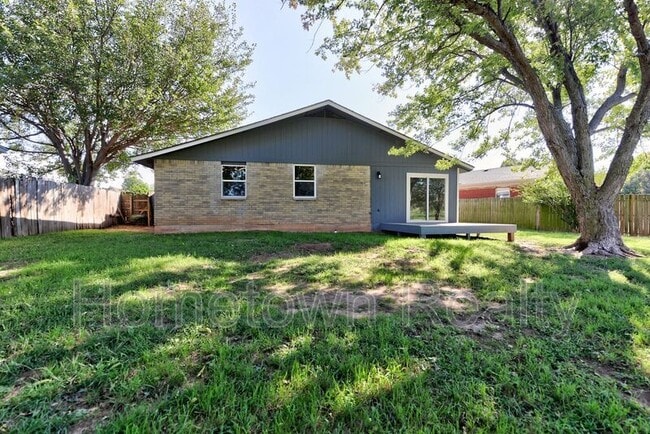 Building Photo - 606 Oak Creek Dr