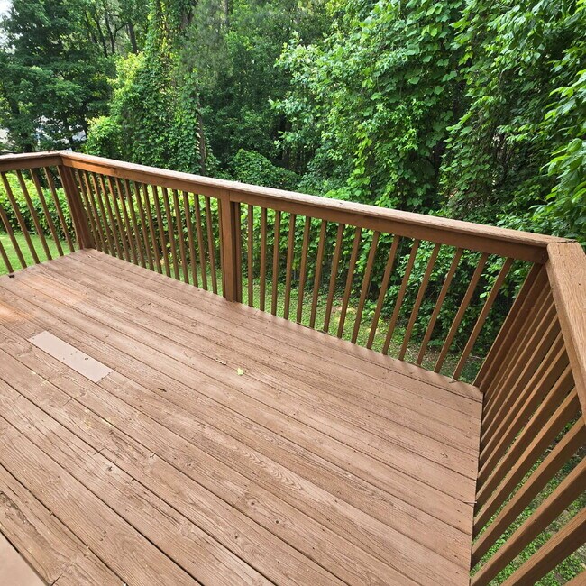 Building Photo - 5 Bedroom and 4.5 Baths. This home has it ...