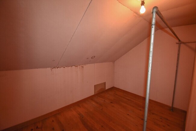 Building Photo - Two Bedroom Home with Detached Garage!