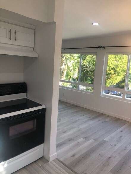 Building Photo - 10823 Camarillo St