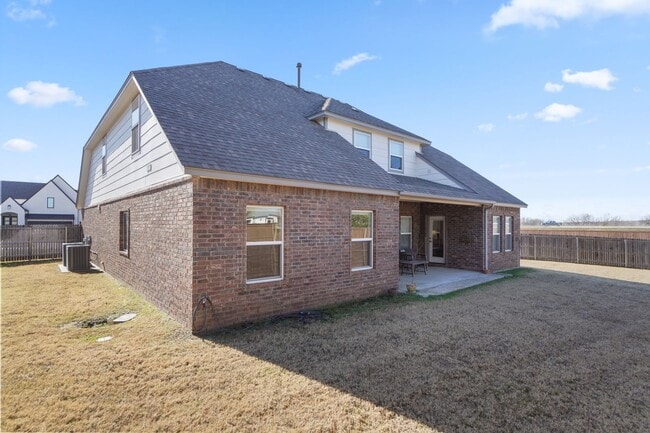 Building Photo - Stunner! This beautiful home features a spacious open floor plan with primary suite and private o...
