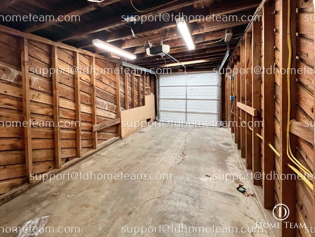 Building Photo - "Charming 4-Bed Haven in Tacoma with Spaci...