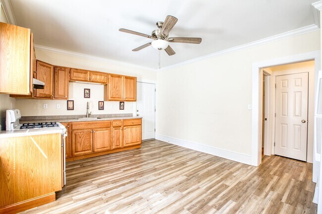 Building Photo - OR BEST OFFER **SPACIOUS FIRST FLOOR 2 BEDROOM WITH WASHER/DRYER SEPARATE DINING ROOM