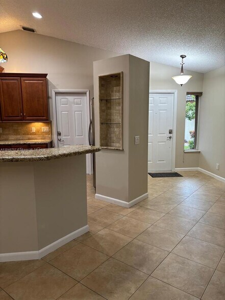 Building Photo - 1463 Presidio Dr