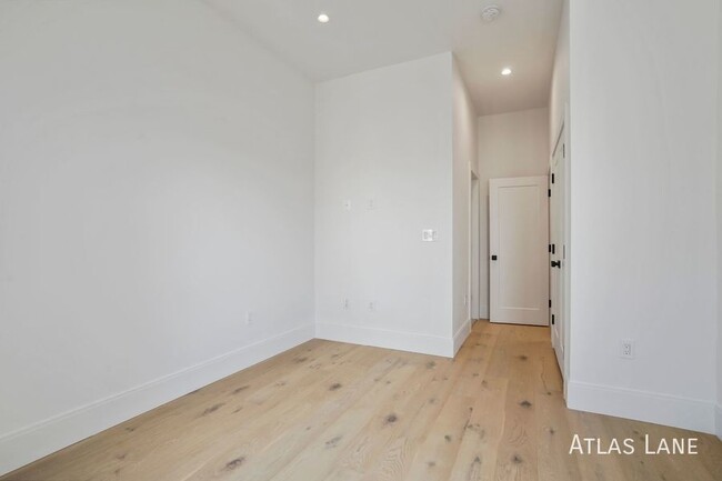 Building Photo - Professionally Managed// 3 bedroom 3 bathr...