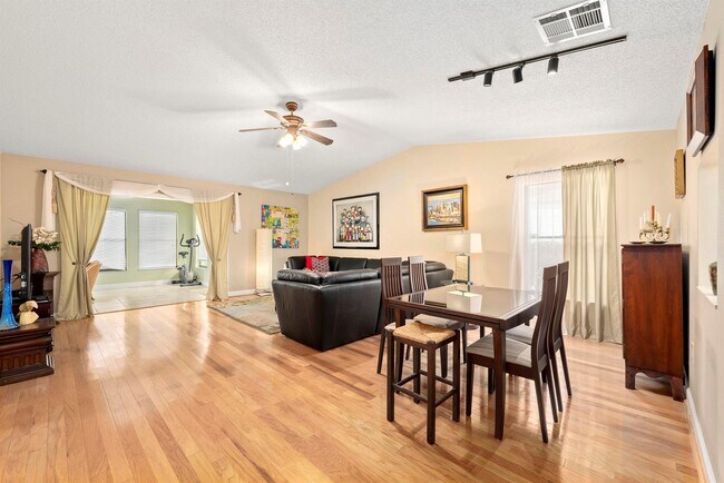 Building Photo - 4665 Oak Hill Dr