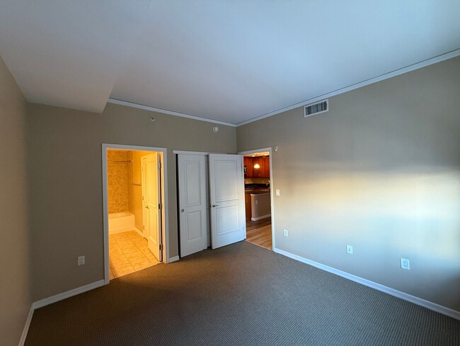 Building Photo - Cozy downtown condo