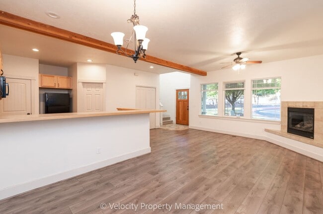 Building Photo - Beautiful Home in SW Bend - 1 pet considered!
