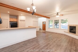 Building Photo - Beautiful Home in SW Bend - 1 pet considered!