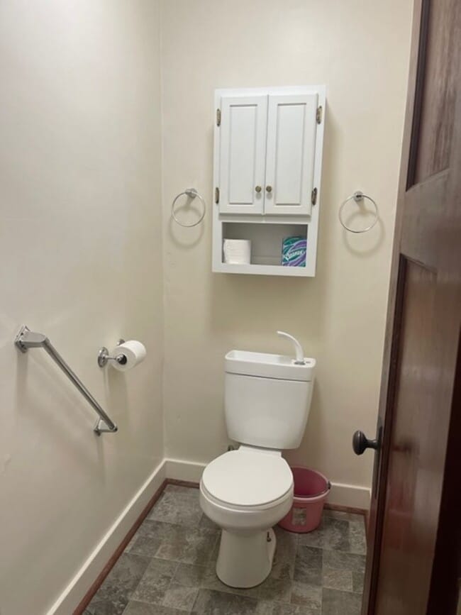 Building Photo - Spacious Craftsman Home