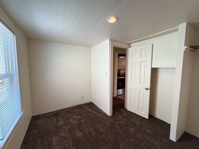 Building Photo - 3 Bedroom, 1 Bathroom S. Eugene Home