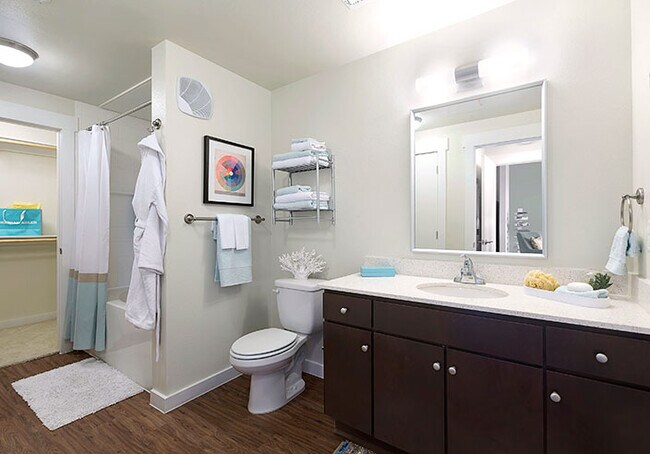 Building Photo - 2024 E 7th St