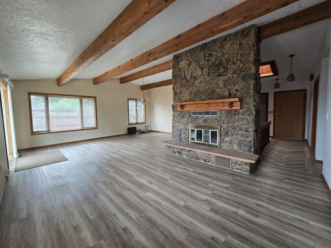 Building Photo - Large 5 Bed, 3 Bath House