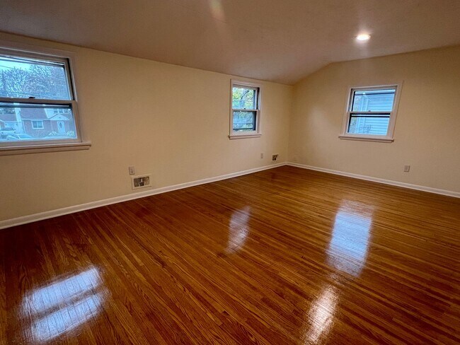 Building Photo - Spacious 3-bedroom, 1.5-bath Colonial in East Irondequoit!