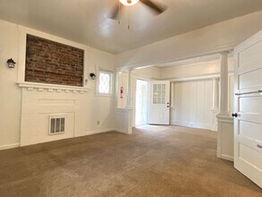 Building Photo - Spacious Studio Apartment