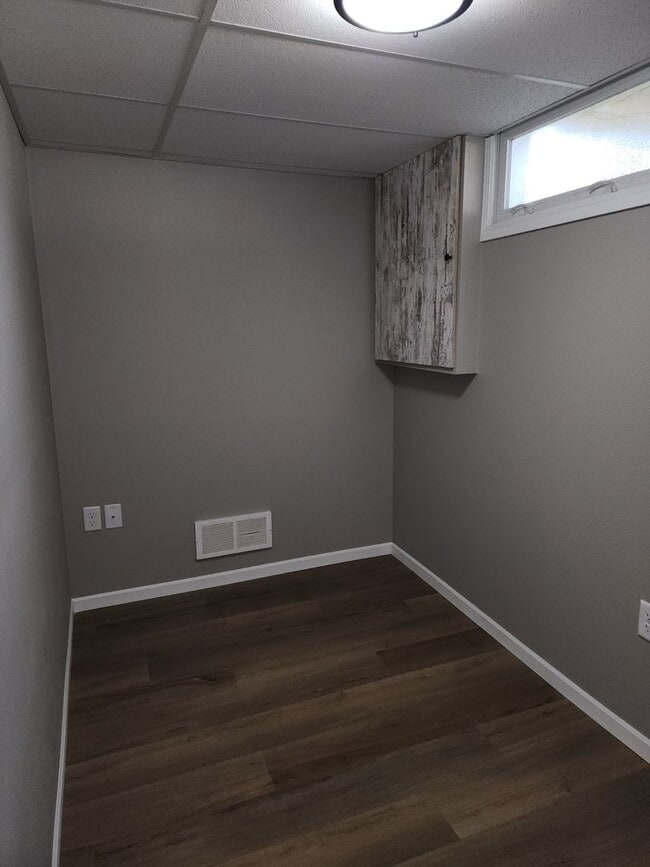 Building Photo - Four bedroom two bathroom house W/ double ...