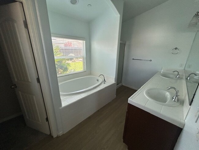 Building Photo - Beautiful & Spacious home!