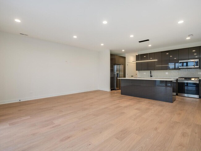 Building Photo - 4242 N Kedvale Ave