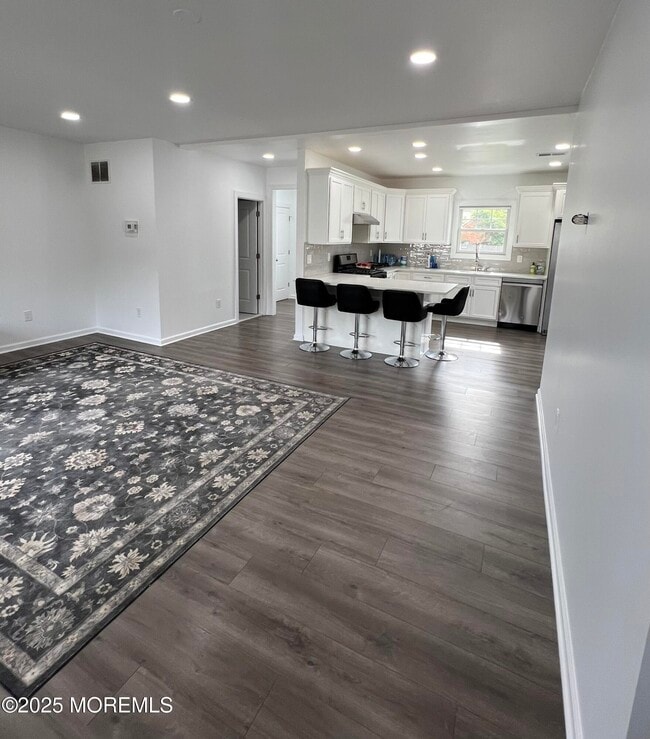 Building Photo - 8 Ravine Dr