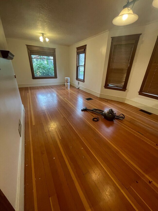 Building Photo - 2002 NE 13th Ave