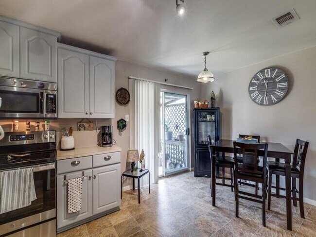 Building Photo - 9651 Oak Hill Dr
