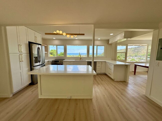 Building Photo - Renovated 3BR/2BA Home with Ocean Views – Aina Haina