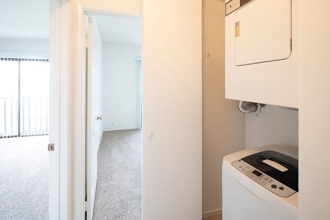 Building Photo - *OPEN HOUSE: 8/2 12:30PM-2PM* 2BR In The H...