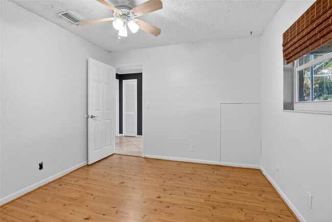 Building Photo - 111 SE 14th Pl