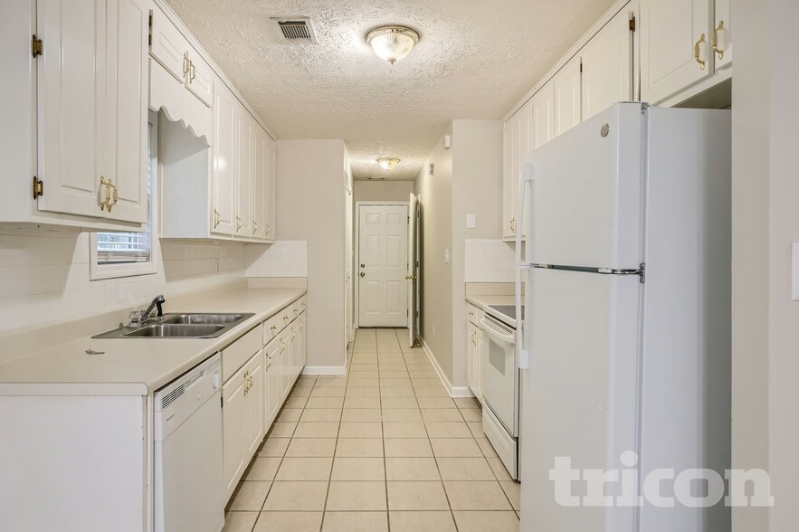 Building Photo - 1374 Lake Dow Rd