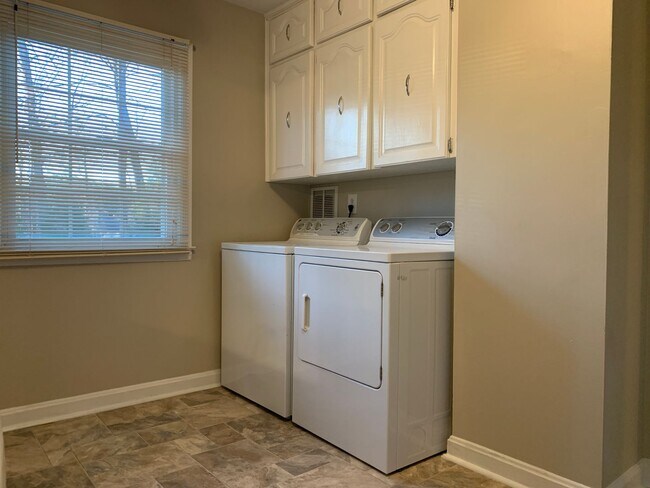 Building Photo - MOVE IN SPECIAL: 2 Bedroom, 1 Bathroom in Greensboro!