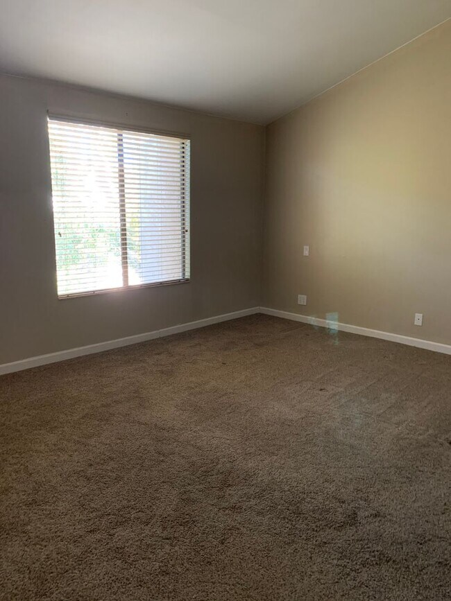 Building Photo - Two-bedroom Tri-Level Condo