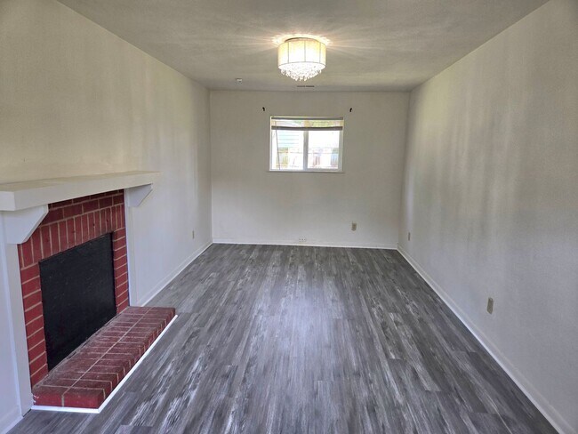 Building Photo - Move In Ready!