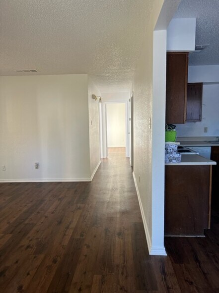 Building Photo - 1007 Spring Loop