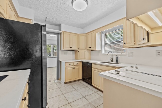 Building Photo - 13834 Oakwood Ln