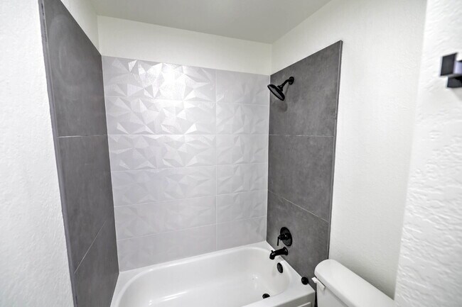 Building Photo - "Charming 2-Bed, 2-Bath Townhouse Retreat in Tucson – Spacious 1176 Sq Ft Living!"