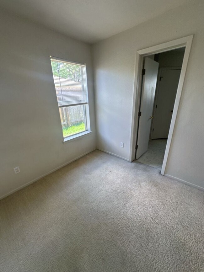 Building Photo - 3bd/2ba Single-Family Home on Amethyst Dr!