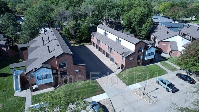 Building Photo - 1821 Ridgehaven Ct