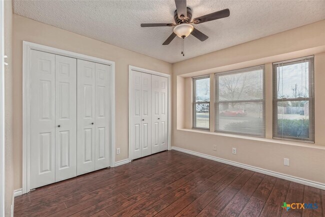 Building Photo - 1102 August Dr