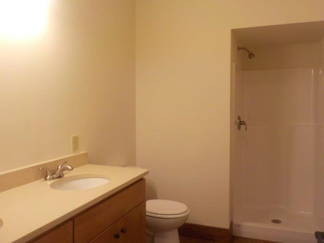 Building Photo - 3 Bedroom, 3 1/2 Bathroom Townhouse on Easterly Parkway