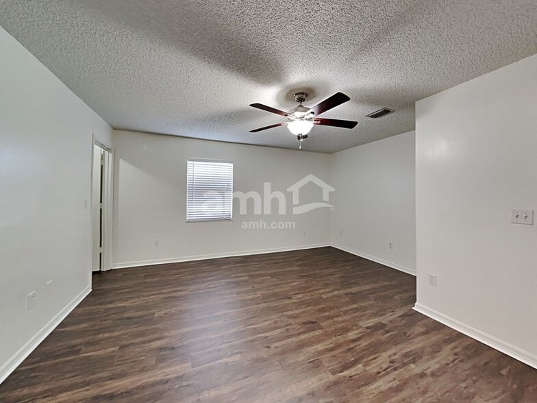 Building Photo - 332 SW Hollyhock Ct